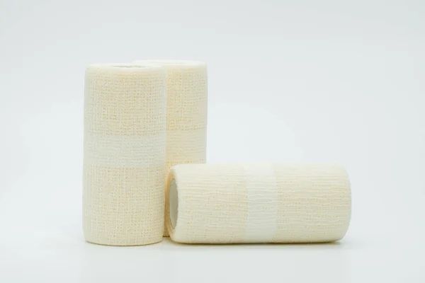 Medicinsk cohesive elastisk bandagen isolerad på vit bakgrund — Stockfoto