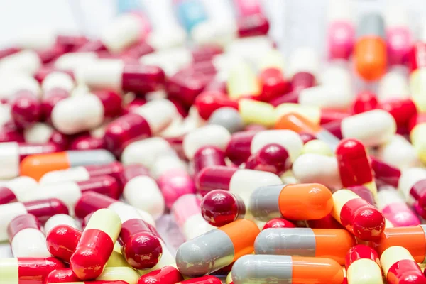 Colorido de píldoras de cápsulas antibióticas sobre fondo blanco, concepto de resistencia a los medicamentos — Foto de Stock