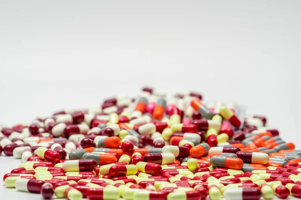 Antibiyotik kapsül hap ilaç direnci beyaz arka plan üzerinde renkli