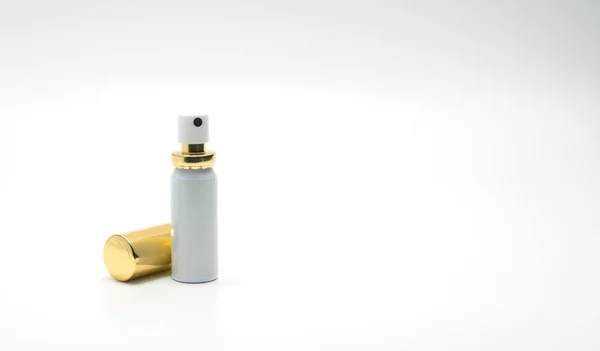 Botella de spray premium con tapa dorada aislada sobre fondo blanco con etiqueta en blanco y espacio de copia —  Fotos de Stock