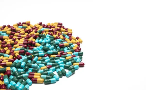 Цветной антибиотик медицины капсулы таблетки, лекарственная устойчивость с копировальным пространством — стоковое фото