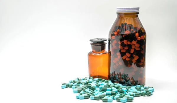 Colorido de píldoras de la cápsula de la medicina antibiótica y dos botellas de ámbar, resistencia a los medicamentos, espacio de copia — Foto de Stock
