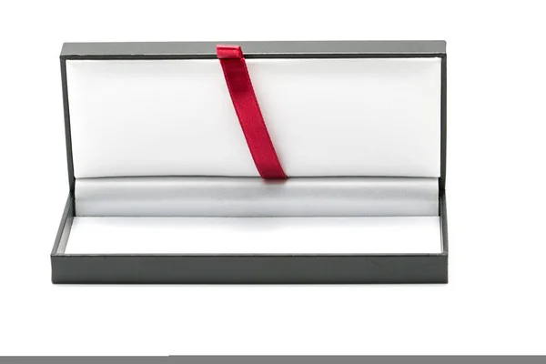 Caixa de caneta de luxo com fita de pano vermelho no meio da caixa isolada no fundo branco — Fotografia de Stock