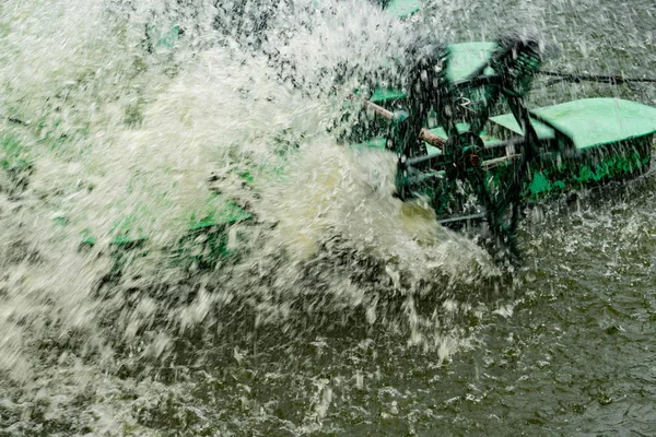 Su türbini çalışıyor, su sıçrama türbin hangi su isabet