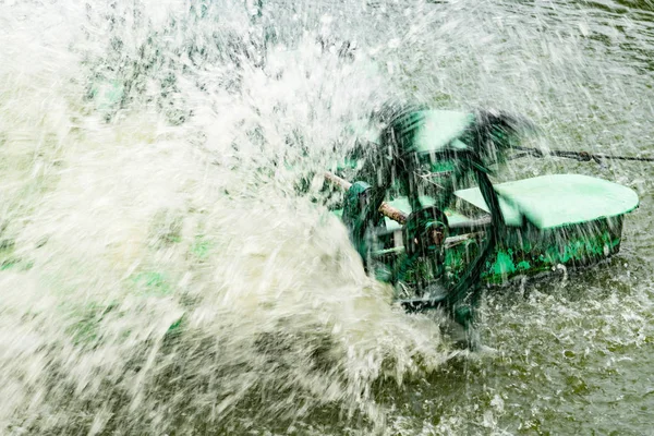 Su türbini çalışıyor, su sıçrama türbin hangi su isabet