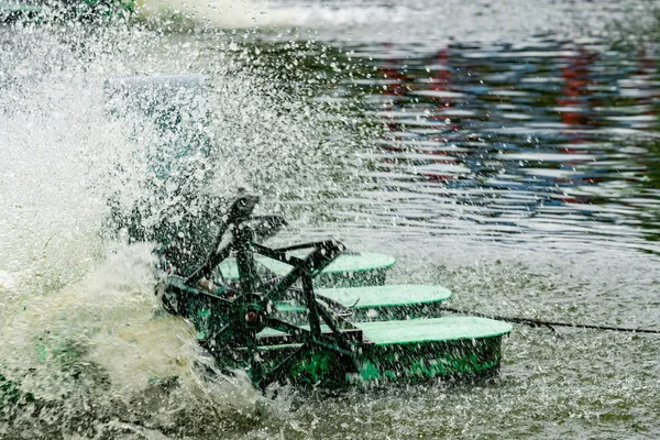 Su türbin hangi su isabet sıçrama, üç su türbini çalışıyor