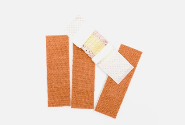 Клеевые штукатурки коричневой полосы для покрытия раны — стоковое фото