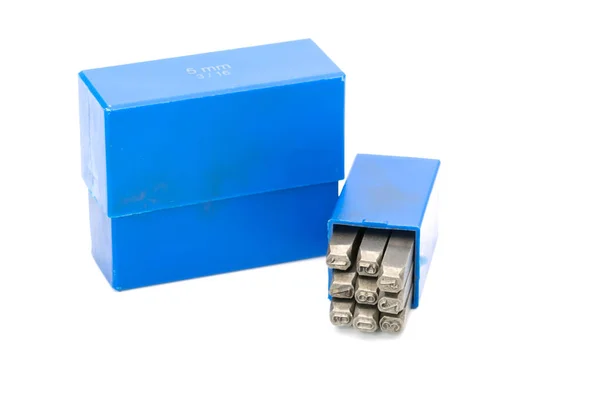 Set de número de sello metálico perforado en caja de plástico azul aislado sobre fondo blanco — Foto de Stock