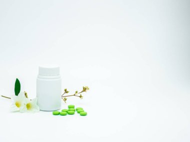 Çiçek ve şube ve boş etiket plastik şişe kopya alanı, beyaz zemin üzerine yeşil vitamin ve ek tablet hap sadece kendi metninizi ekleyin