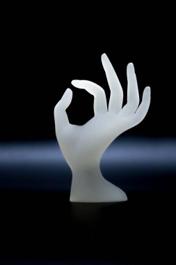 Tamam şekil reçine yüzük görüntü sahibi Takı Tasarım Takı dükkanı için reklam için koyu renk arka plan kullanın ekranda için el veya kopya alanı ile salon tırnak