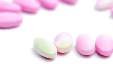 Süresi dolan kalsiyum tablet hap kopya alanı ile beyaz arka plan üzerinde izole renk değişikliği ile bulanıklık