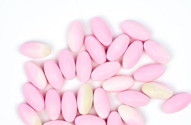 Kopya alanı ile beyaz arka plan üzerinde izole renk değişikliği ile kalsiyum tablet hap süresi