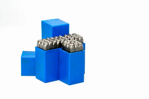 Sada kovového razítka abeceda a číslo šídlo modré krabici izolovaných na bílém pozadí s kopií prostor — Stock fotografie