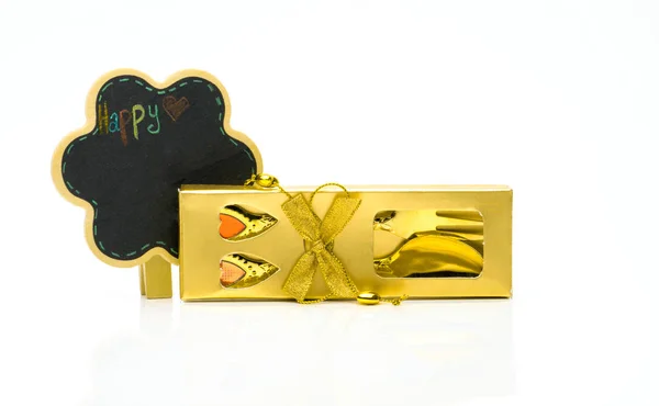 叉子和勺子在金色的盒子餐具饰品与黑板卡上带有副本空间白色背景 — 图库照片