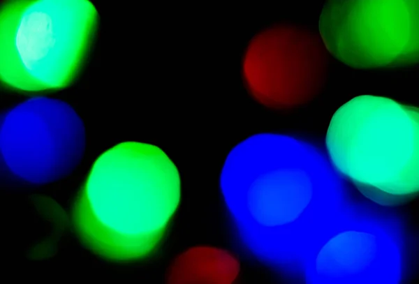 Blur luz vermelha, azul e verde no fundo escuro para o conceito de Natal com espaço de cópia — Fotografia de Stock