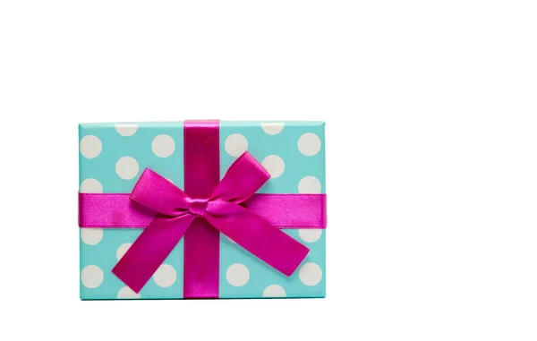 波尔卡圆点的礼品盒用粉红色的丝带低头孤立在白色背景与副本空间，只需添加您自己的文本。使用为圣诞节和新年的节日的 — 图库照片