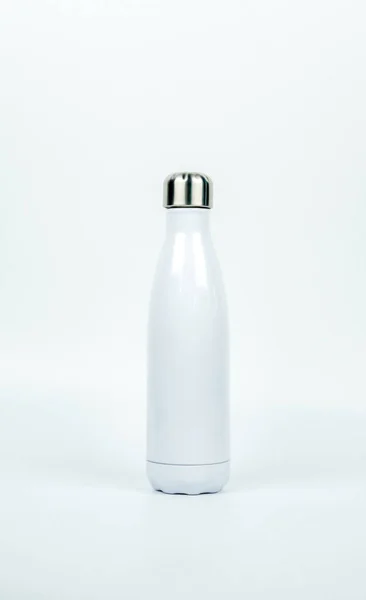 Biały butelka termos o sportowej stylistyce na białym tle z miejsca kopii — Zdjęcie stockowe