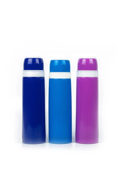 Frasco de garrafa térmica azul e roxo isolado no fundo branco com espaço de cópia — Fotografia de Stock