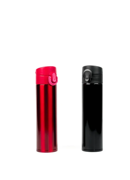 Botellas termo rojas y negras aisladas sobre fondo blanco con espacio de copia — Foto de Stock