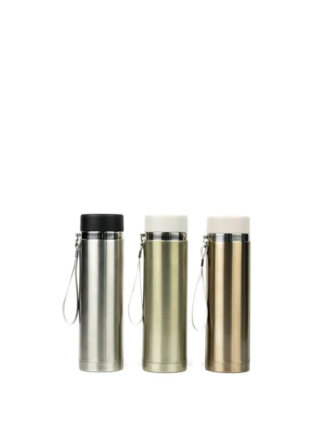 Три серебряные термос бутылки на белом фоне с копировальным пространством — стоковое фото