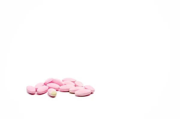Pílulas de comprimido de cálcio expirado com mudança de cor isolada em fundo branco com espaço de cópia — Fotografia de Stock