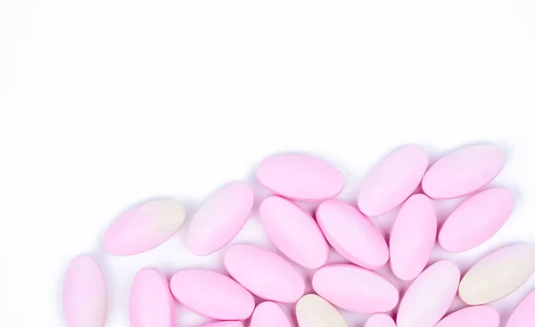 Lejárt a kalcium tabletta tabletták a színváltozás elszigetelt fehér background hely másolás — Stock Fotó