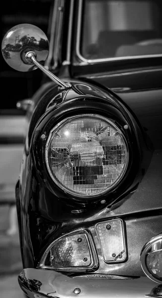 Черно-белое изображение переднего вида классического автомобиля с фарами — стоковое фото