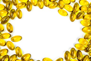 Balık yağı kopya alanı metin için beyaz zemin üzerine izole yumuşak jelatin kapsül içinde. Vitamin ve ek sağlık koruma ve promosyon konsepti için.