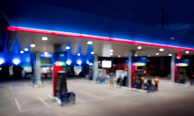 Geceleri benzin istasyonunda bulanık aydınlatma