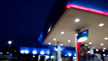 Geceleri benzin istasyonunda bulanık aydınlatma