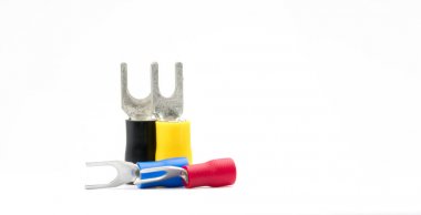 Grup elektrik kablosu konektörü aksesuar beyaz arka plan üzerinde izole spade Terminal