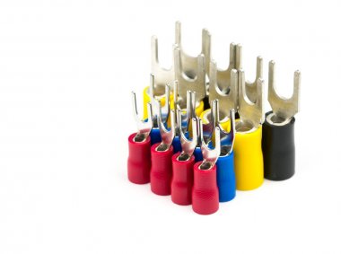 Grup kopya alanı ile beyaz arka plan üzerinde elektrik kablosu konektörü aksesuarları izole spade Terminal