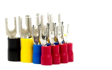 Grup elektrik kablosu konektörü aksesuar beyaz arka plan üzerinde izole spade Terminal