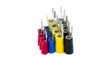 Grup kopya alanı ile beyaz arka plan üzerinde elektrik kablosu konektörü aksesuarları izole spade Terminal