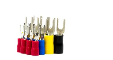 Grup kopya alanı ile beyaz arka plan üzerinde elektrik kablosu konektörü aksesuarları izole spade Terminal