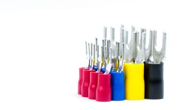 Grup kopya alanı ile beyaz arka plan üzerinde elektrik kablosu konektörü aksesuarları izole spade Terminal