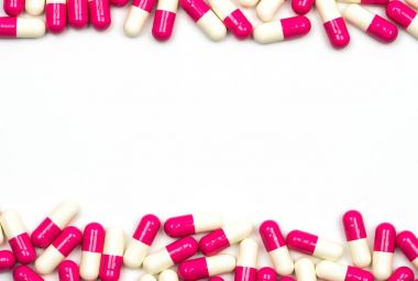 Renkli antibiyotik kapsül hap izole kopya alanı ile beyaz arka plan üzerinde. İlaç direnci, makul ile antibiyotik ilaç kullanmak, sistem durumu ilkesi ve sağlık sigortası kavramı.