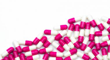 Renkli antibiyotik kapsül hap izole kopya alanı ile beyaz arka plan üzerinde. İlaç direnci, makul ile antibiyotik ilaç kullanmak, sistem durumu ilkesi ve sağlık sigortası kavramı.