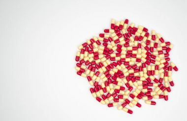 Renkli antibiyotik kapsül hap izole beyaz zemin üzerine, ilaç direnci kavramı