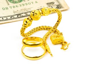 Tay tarzında altın takı bilezik, kopya alanı, sadece beyaz zemin üzerine izole çift altın yüzük ve dolar bill kendi metninizi ekleyin. Çin yeni yıl hediyesi. Altın salonu iş kavramı