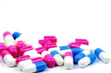 Portre renkli antibiyotik hap kopya alanı ile beyaz arka plan üzerinde izole kapsüller. İlaç direnci, makul ile antibiyotik ilaç kullanmak, sistem durumu ilkesi ve sağlık sigortası kavramı.