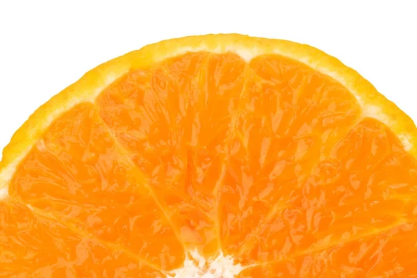 Meia fatia de fruta laranja fresca e suculenta isolada no fundo branco com espaço de cópia para texto. Conceito antioxidante natural de vitamina C . — Fotografia de Stock