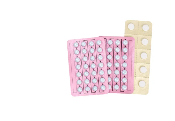 Pillole ormonali per il trattamento della donna in menopausa su sfondo bianco con spazio copia. Il concetto di terapia ormonale sostitutiva . — Foto Stock