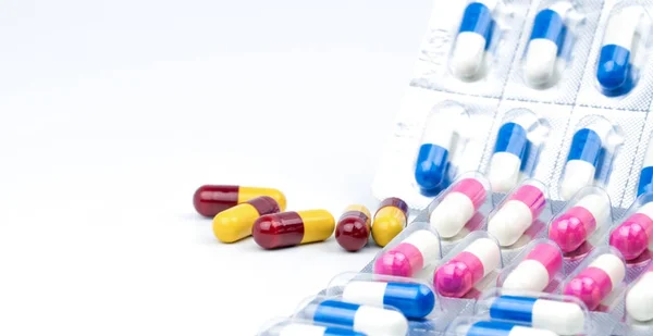 Colorido de píldoras de cápsulas antibióticas sobre fondo blanco, resistencia a los medicamentos con espacio de copia — Foto de Stock