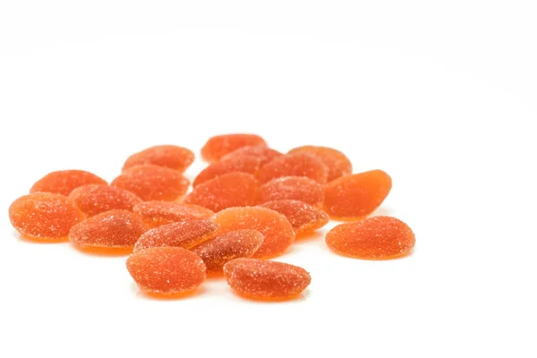 Pilha de pastilha de vitamina sabor laranja com caminho de recorte. Goma multivitamínica para crianças para ser conceito saudável — Fotografia de Stock