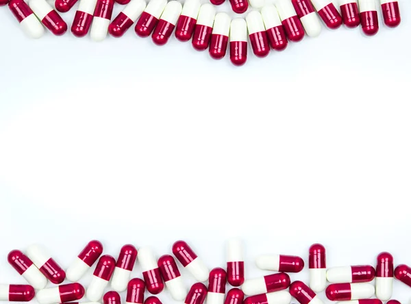 Colorido de cápsulas antibióticas pílulas isoladas em fundo branco com espaço de cópia. Resistência a drogas, uso de antibióticos com razoável, política de saúde e conceito de seguro de saúde . — Fotografia de Stock