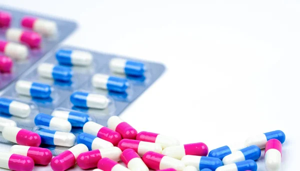 Πολύχρωμο αντιβιοτικό κάψουλες χάπια επιλεκτική εστίαση στην θαμπάδα φόντο με αντίγραφο χώρου. Αντίσταση των ναρκωτικών, χρήση αντιβιοτικών φαρμάκων με λογική, πολιτική υγείας και ασφάλισης υγείας έννοια. — Φωτογραφία Αρχείου