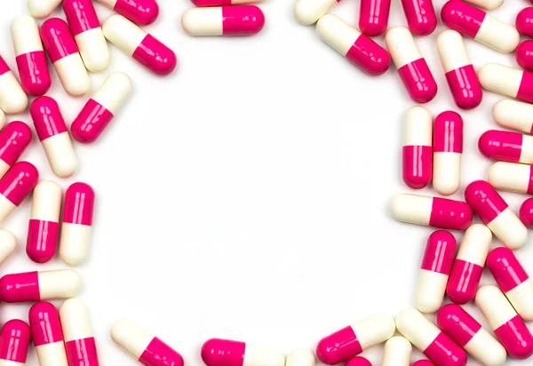 Colorido de cápsulas antibióticas pílulas em círculo padrão isolado em fundo branco com espaço de cópia. Resistência a drogas, uso de antibióticos com razoável, política de saúde e conceito de seguro de saúde . — Fotografia de Stock