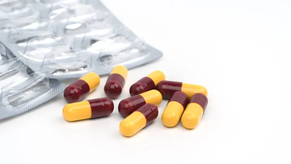 Mucchio di blister usati e pillole capsula su sfondo bianco con spazio di copia — Foto Stock