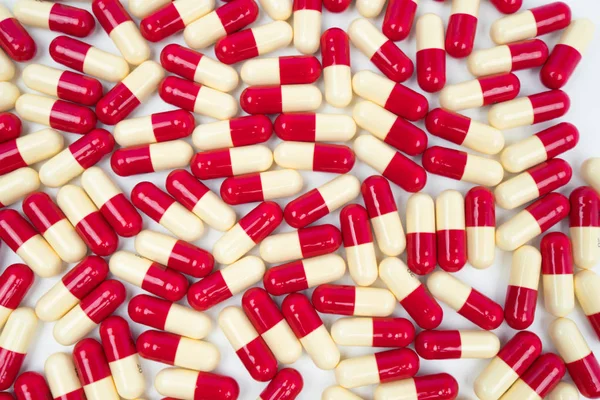 Renkli antibiyotik kapsül hap izole beyaz zemin üzerine, ilaç direnci kavramı — Stok fotoğraf